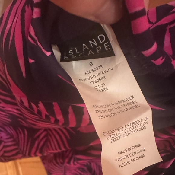 BNWT Macy’s Exclusive “Island Escape” Tropical Print Bathing Suit - Picture 6 of 6